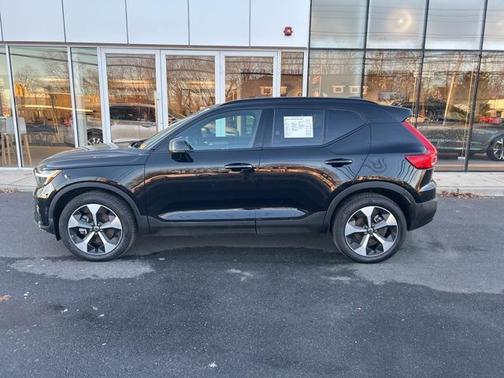 2025 Volvo XC40 B5 Plus Dark Theme