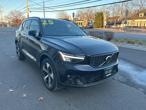 2025 Volvo XC40 B5 Plus Dark Theme