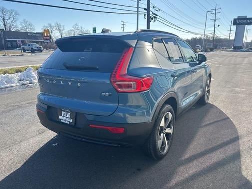 2025 Volvo XC40 B5 Plus Dark Theme