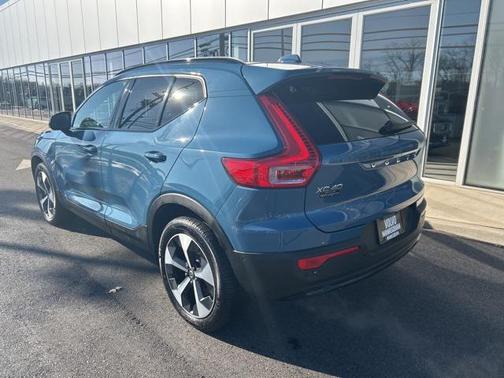 2025 Volvo XC40 B5 Plus Dark Theme