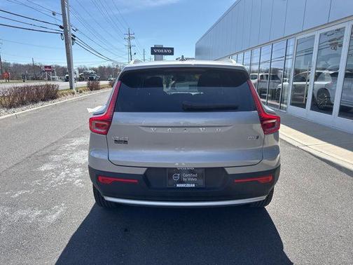 2025 Volvo XC40 B5 Plus Bright Theme