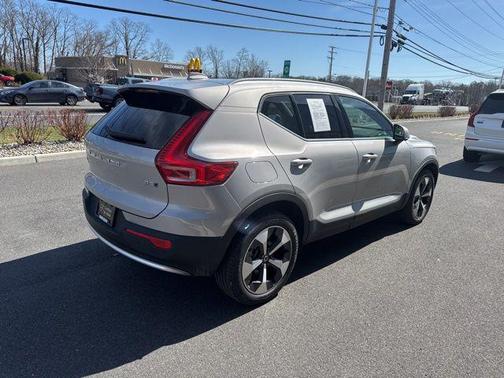 2025 Volvo XC40 B5 Plus Bright Theme