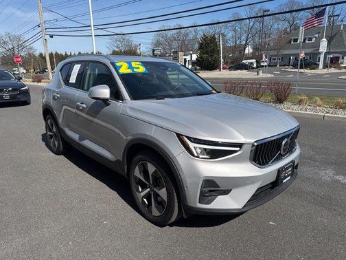 2025 Volvo XC40 B5 Plus Bright Theme