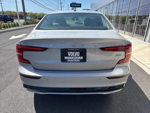 2024 Volvo S60 B5 Core Dark Theme