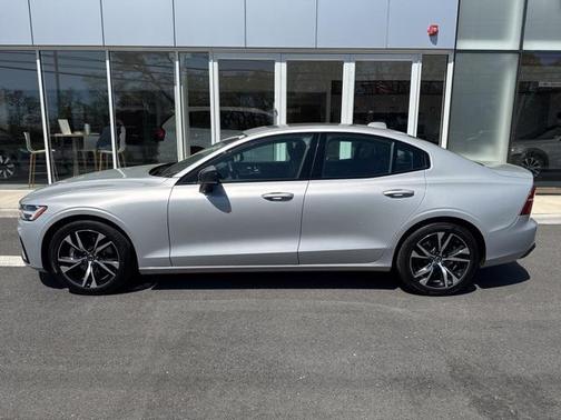 2024 Volvo S60 B5 Core Dark Theme