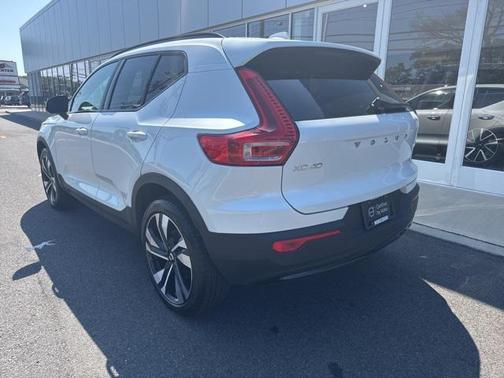 2025 Volvo XC40 B5 Plus Dark Theme