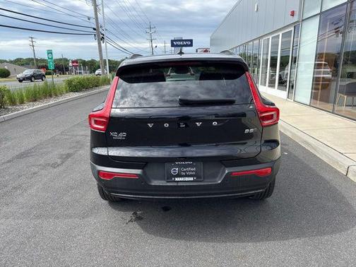 Onyx Black Metallic 2025 Volvo XC40 B5 Plus Dark Theme