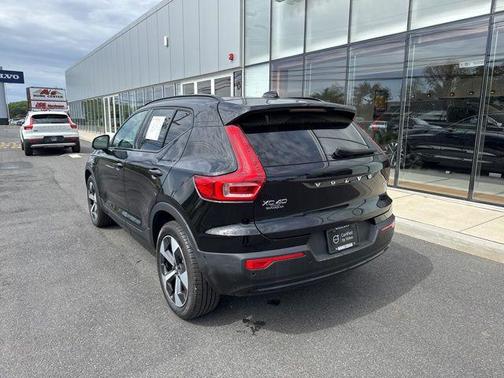 Onyx Black Metallic 2025 Volvo XC40 B5 Plus Dark Theme