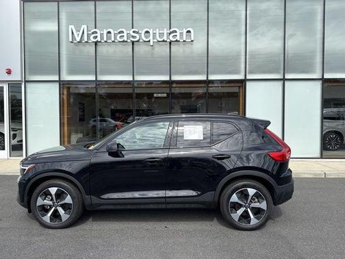 Onyx Black Metallic 2025 Volvo XC40 B5 Plus Dark Theme