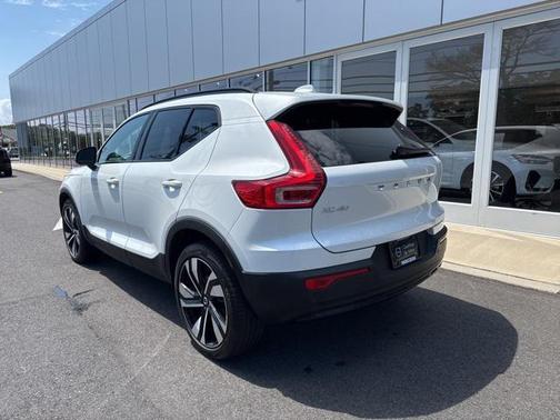 2025 Volvo XC40 B5 Plus Dark Theme