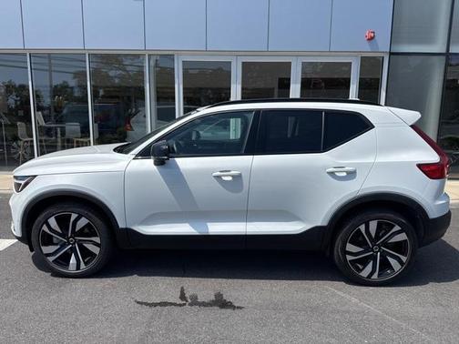 2025 Volvo XC40 B5 Plus Dark Theme