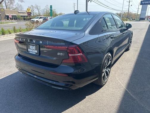 2024 Volvo S60 B5 Plus Dark Theme