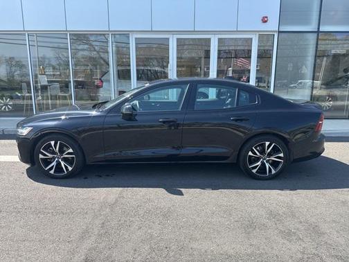 2024 Volvo S60 B5 Plus Dark Theme