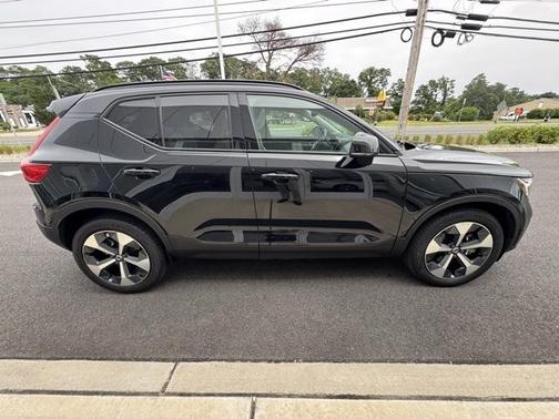 2023 Volvo XC40 B5 Plus Dark Theme