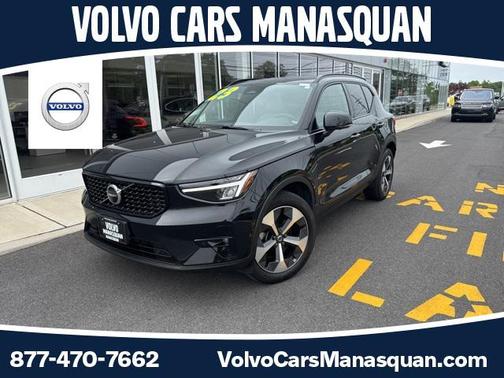 2023 Volvo XC40 B5 Plus Dark Theme