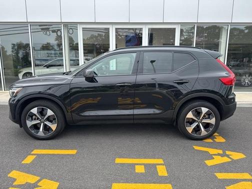 2023 Volvo XC40 B5 Plus Dark Theme