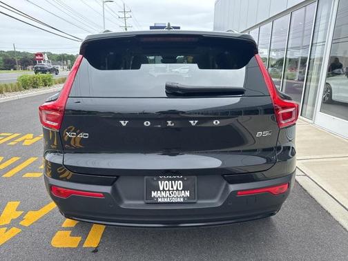 2023 Volvo XC40 B5 Plus Dark Theme