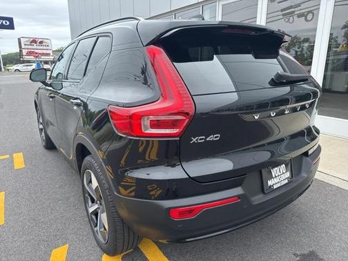 2023 Volvo XC40 B5 Plus Dark Theme