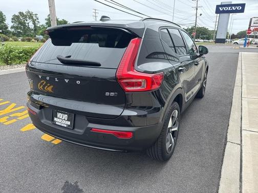 2023 Volvo XC40 B5 Plus Dark Theme