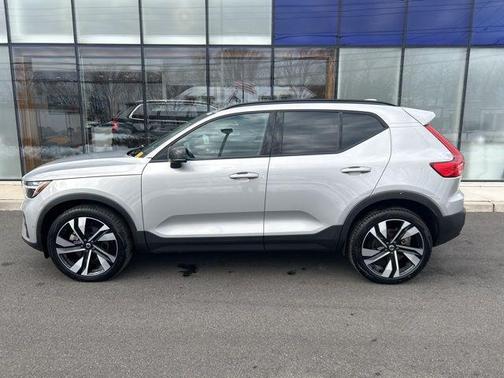 2025 Volvo XC40 B5 Plus Dark Theme