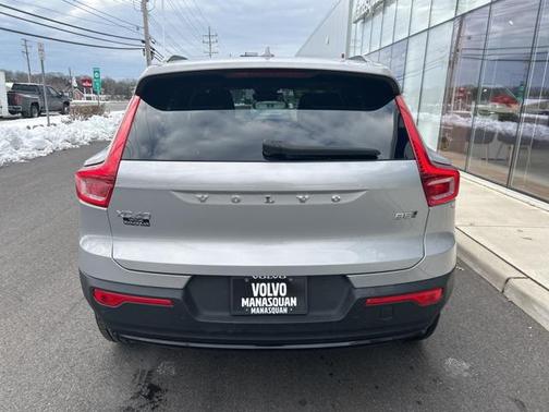 2025 Volvo XC40 B5 Plus Dark Theme