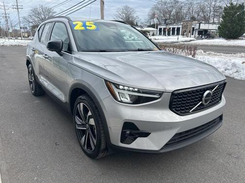 2025 Volvo XC40 B5 Plus Dark Theme