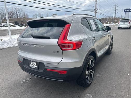 2025 Volvo XC40 B5 Plus Dark Theme
