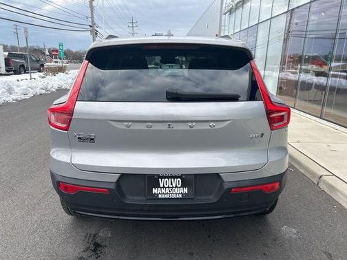 2025 Volvo XC40 B5 Plus Dark Theme