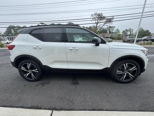 2022 Volvo XC40 T5 R-Design
