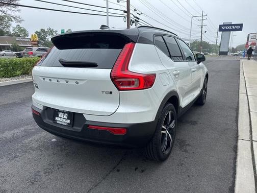 2022 Volvo XC40 T5 R-Design
