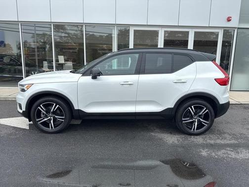2022 Volvo XC40 T5 R-Design
