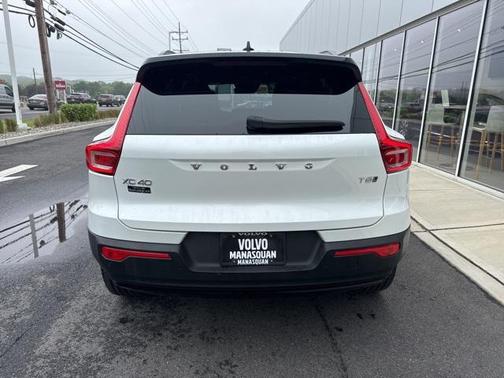2022 Volvo XC40 T5 R-Design