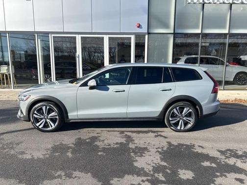 2025 Volvo V60 Cross Country Plus, B5 AWD Gas (mild hybrid)
