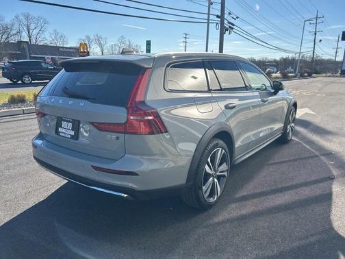 2025 Volvo V60 Cross Country Plus, B5 AWD Gas (mild hybrid)