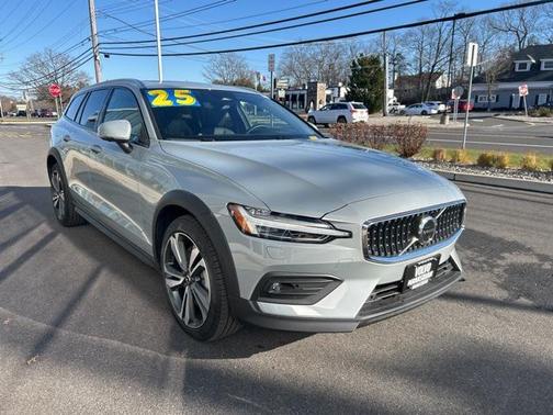 2025 Volvo V60 Cross Country Plus, B5 AWD Gas (mild hybrid)