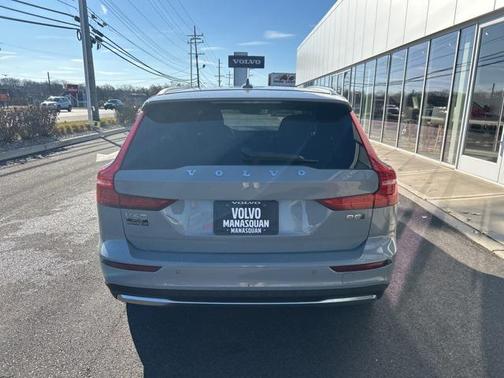 2025 Volvo V60 Cross Country Plus, B5 AWD Gas (mild hybrid)