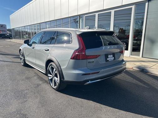 2025 Volvo V60 Cross Country Plus, B5 AWD Gas (mild hybrid)