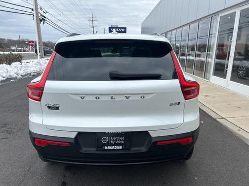 2025 Volvo XC40 B5 Plus Dark Theme