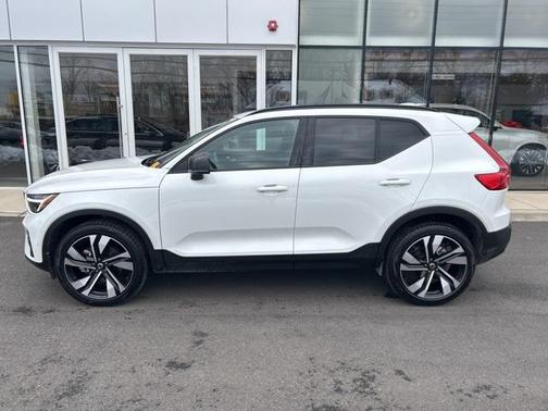 2025 Volvo XC40 B5 Plus Dark Theme