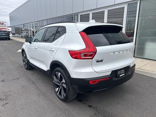 2025 Volvo XC40 B5 Plus Dark Theme