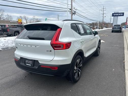 2025 Volvo XC40 B5 Plus Dark Theme