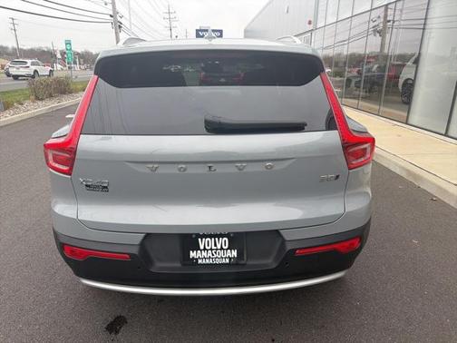 2025 Volvo XC40 B5 Core