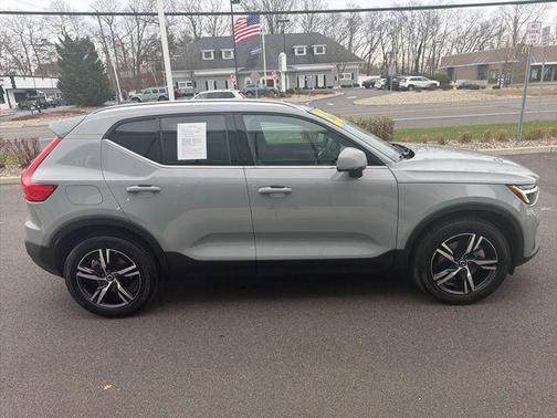 2025 Volvo XC40 B5 Core Bright Theme