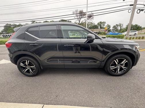 2025 Volvo XC40 B5 Core Bright Theme