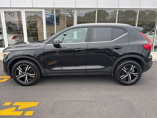 2025 Volvo XC40 B5 Core Bright Theme