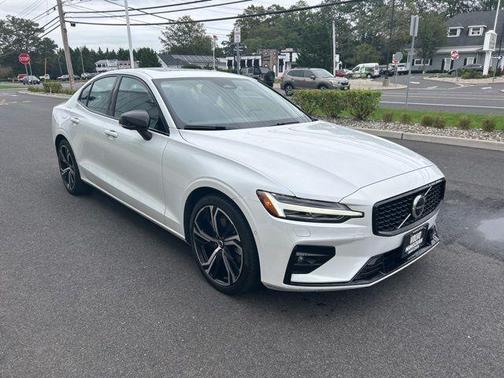 2023 Volvo S60 B5 Plus Dark Theme