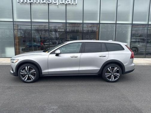 2025 Volvo V60 Cross Country Plus, B5 AWD Gas (mild hybrid)