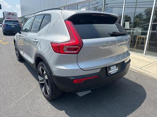 2025 Volvo XC40 B5 Plus Dark Theme