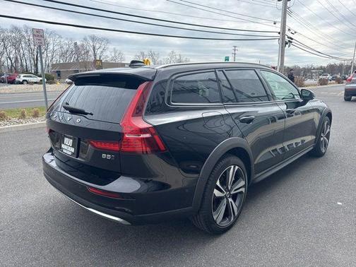 2025 Volvo V60 Cross Country Plus, B5 AWD Gas (mild hybrid)