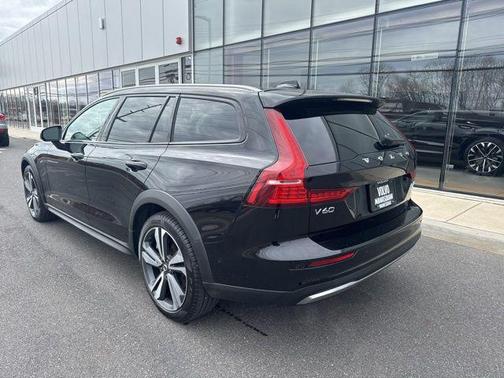 2025 Volvo V60 Cross Country Plus, B5 AWD Gas (mild hybrid)